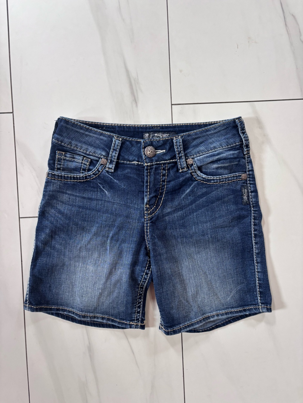 3/$30 Silver Suki Jean Shorts size 26
Excellent condition
